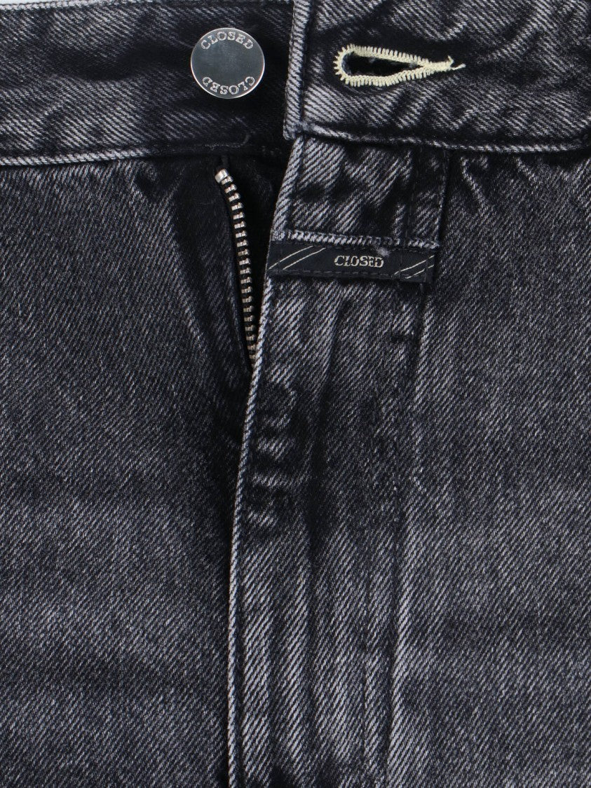 Closed Straight-Cut Black Jeans With Traditional Five-Pocket Design