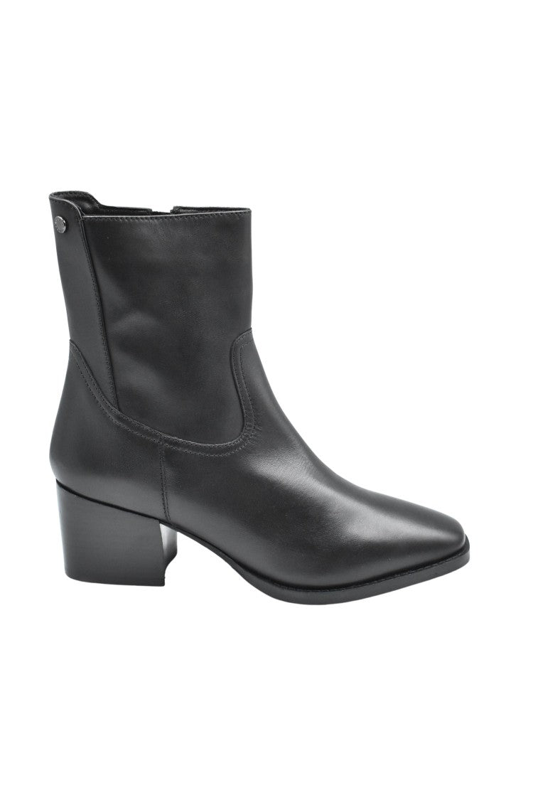 Janet & Janet Smooth Leather Ankle Boots With Pointed Toe
