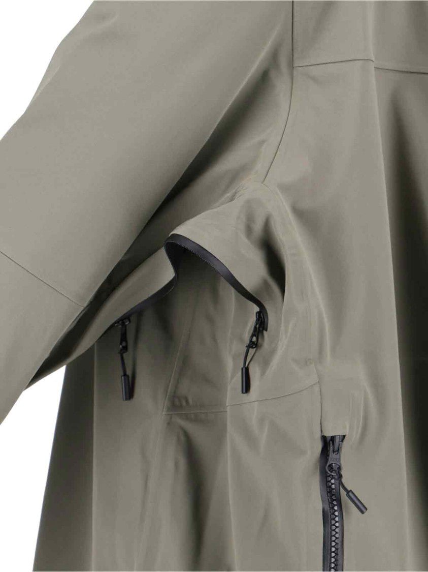 Canada Goose Minimalist Green Jacket With Concealed Zipper And Functional Features