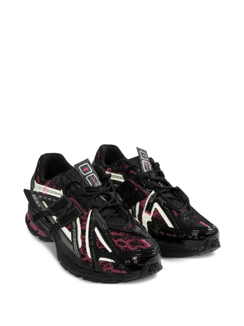 New Balance Dynamic Design Sneakers With Burgundy Accents