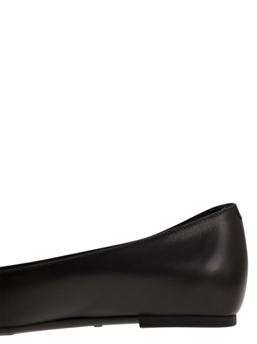 Tod's Leather Ballerina With Chain