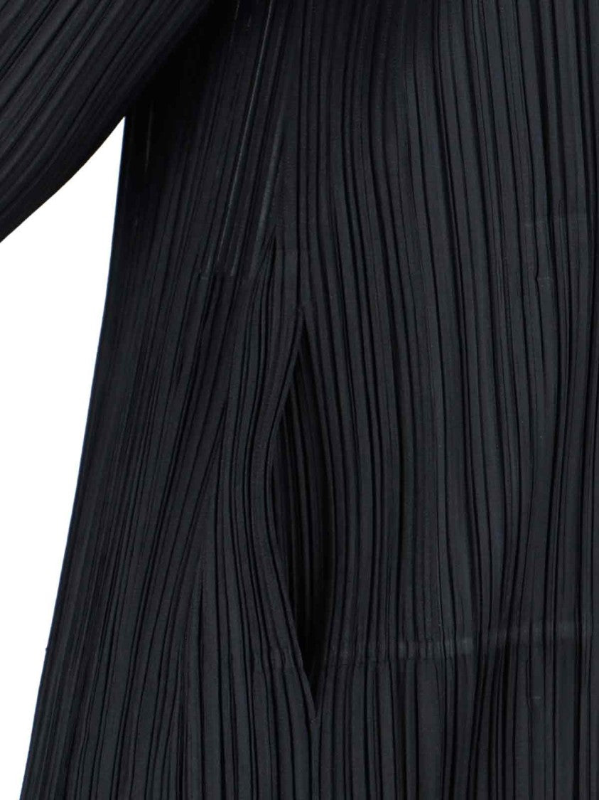 Pleats Please Minimalist Black Jacket With Classic Cut And Zipper Closure