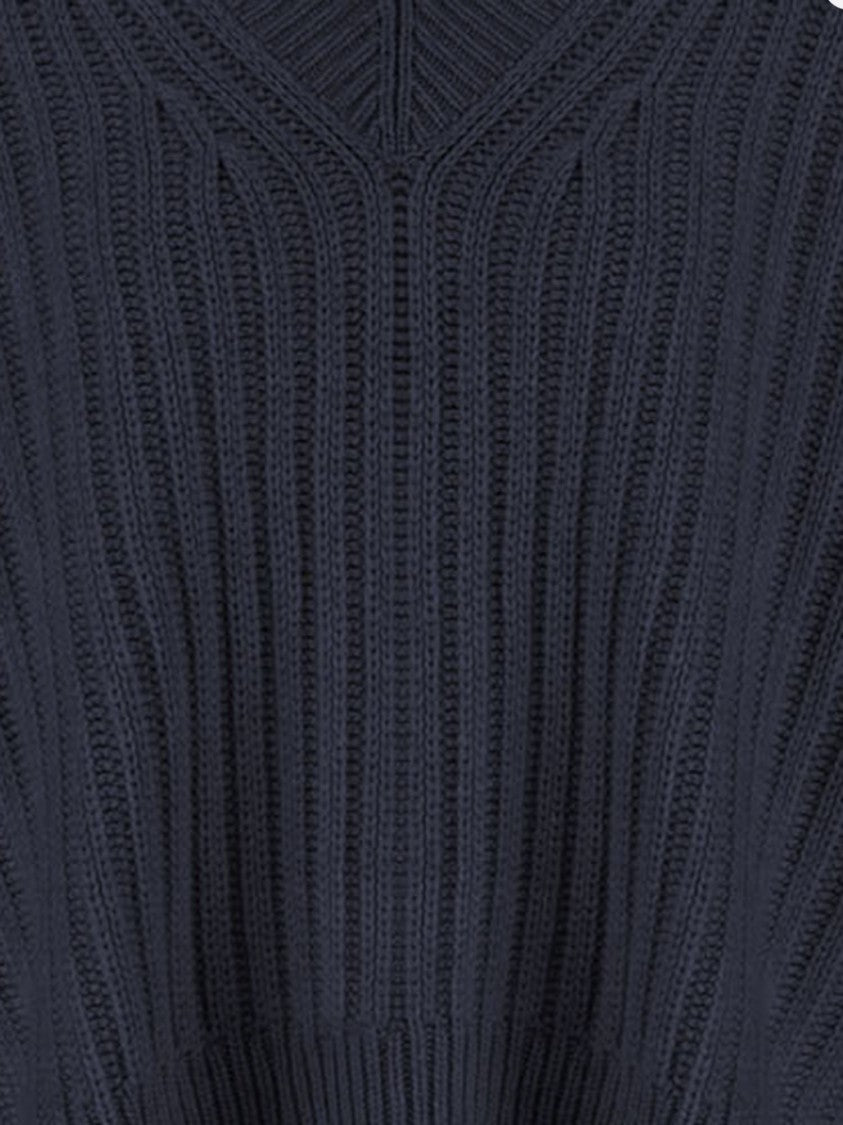 Allude Deep V-Neck Cashmere Sweater