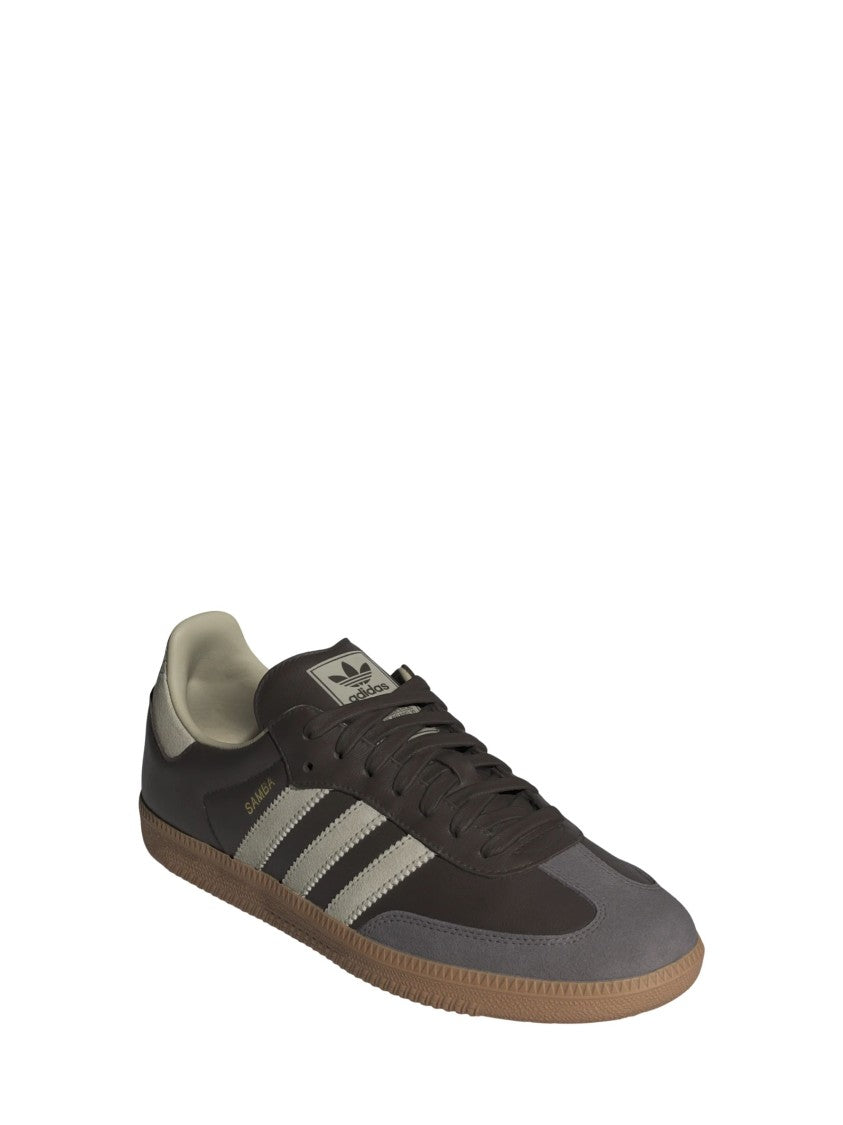 Adidas Low-Top Sneaker With Contrasting Stripes And Textured Sole