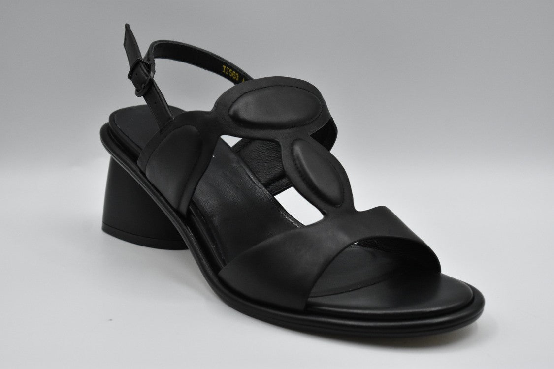 Jeannot Black Low-Heeled Sandals With T-Strap Design