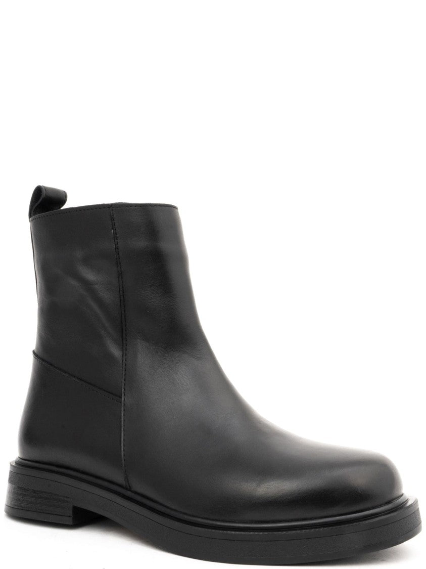 La Conte Closed Black Leather Ankle Boots