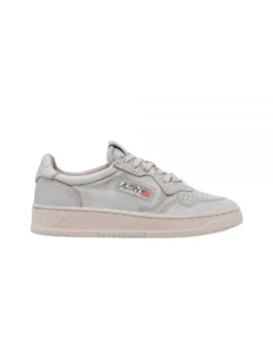 Autry Minimalist Low-Top Sneakers With Textured Sole And Perforated Detail
