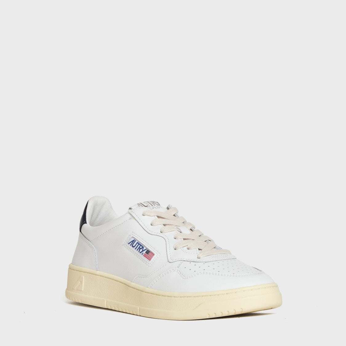 Autry Medalist Low Sneakers In White Leather, Space
