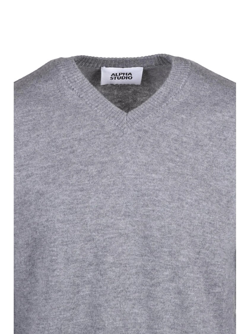 Alpha Studio V-Neck Pullover In Soft Wool With Ribbed Detailing