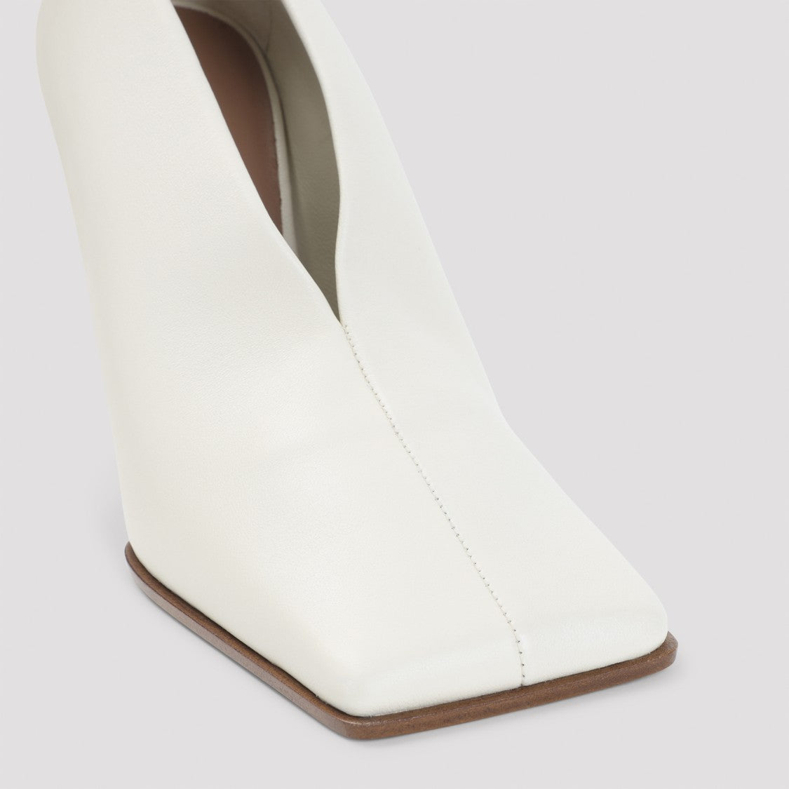 Alaïa 90 White Lamb Leather Pumps