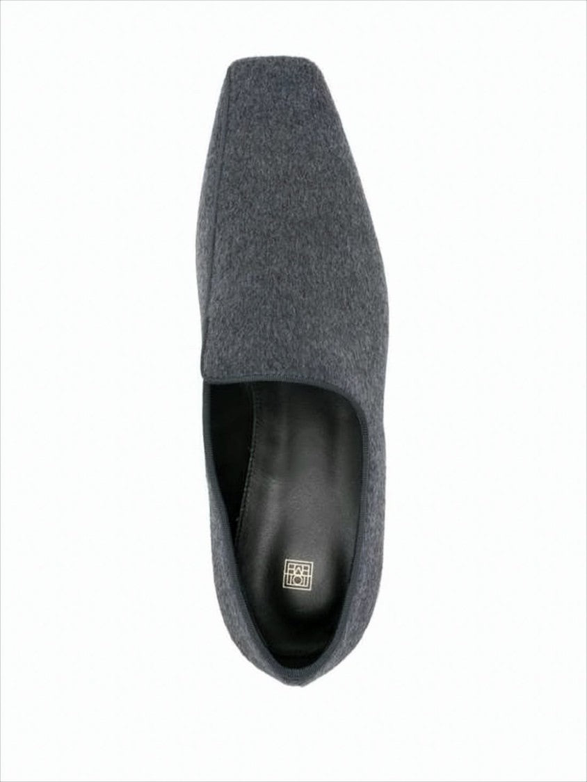 Totême Minimalist Grey Flat Shoes With Pointed Toe