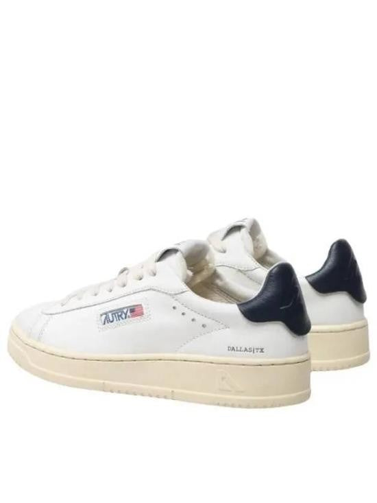 Autry Low-Top Off-White Sneakers With Minimalist Design And Navy Accents