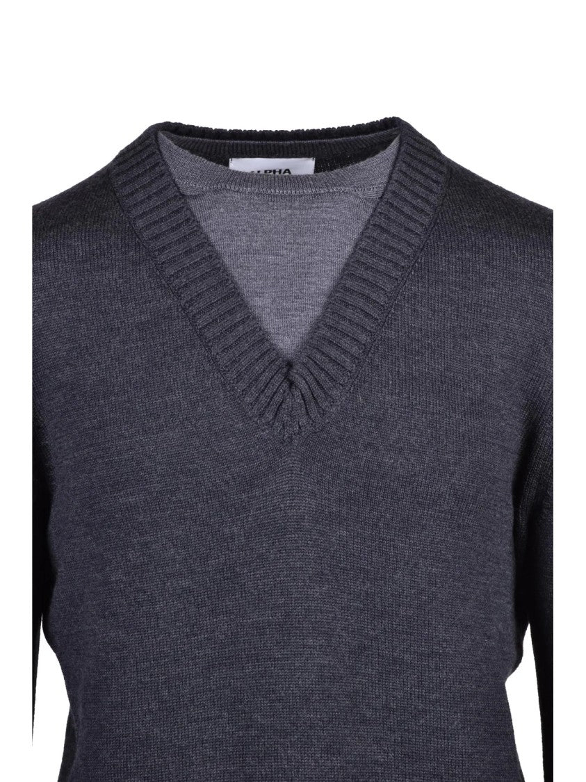 Alpha Studio V-Neck Pullover In Soft Grey Merino Wool With Ribbed Detailing