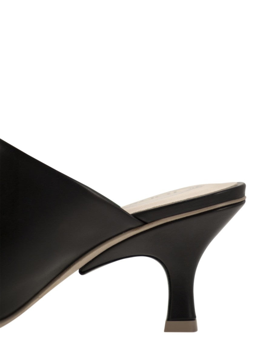 Tod's Refined Black Leather Sabot With Contrasting Details