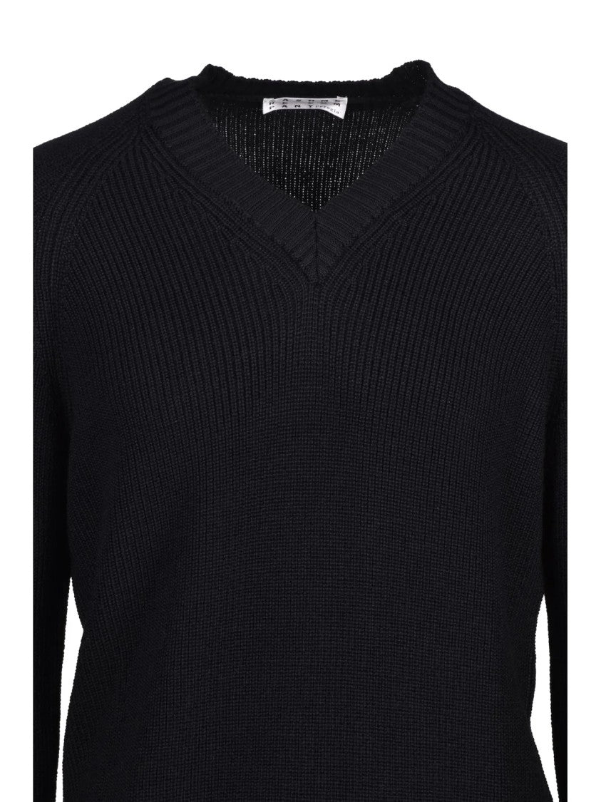 Cashmere Company P. Ribbed Knit V-Neck Sweater With Warmth And Durability