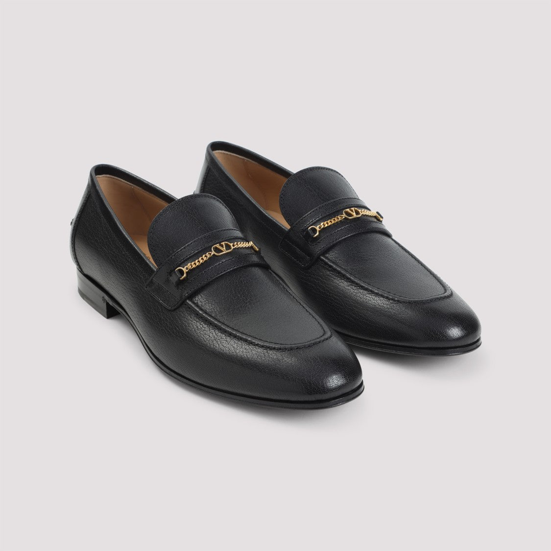 Valentino Garavani Pointed-Toe Grained Leather Loafers With Decorative Chain