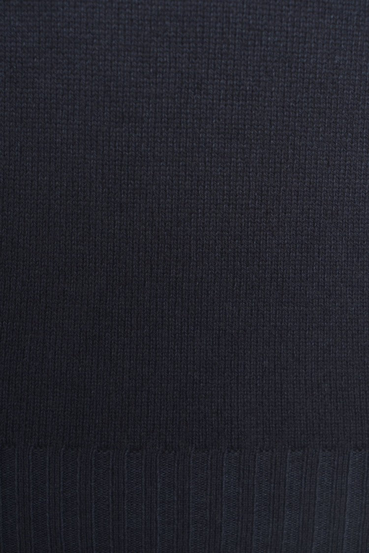 Gender Classic Round Neck Knit Sweater With Ribbed Details