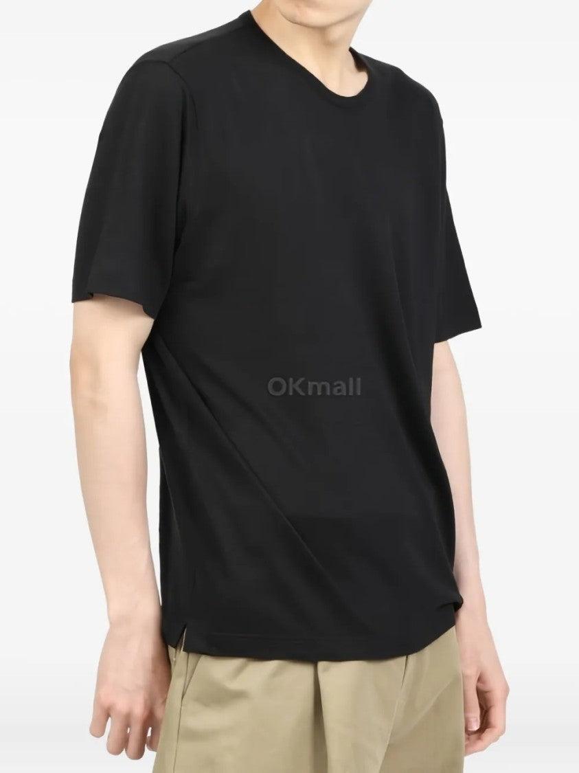 Lardini Versatile Black Linen T-Shirt With Relaxed Fit