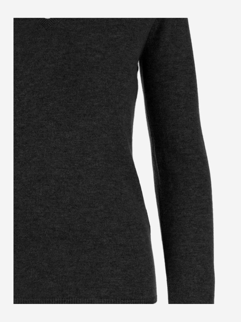 Allude V-Neck Cashmere Sweater With Ribbed Edges And Straight Hem