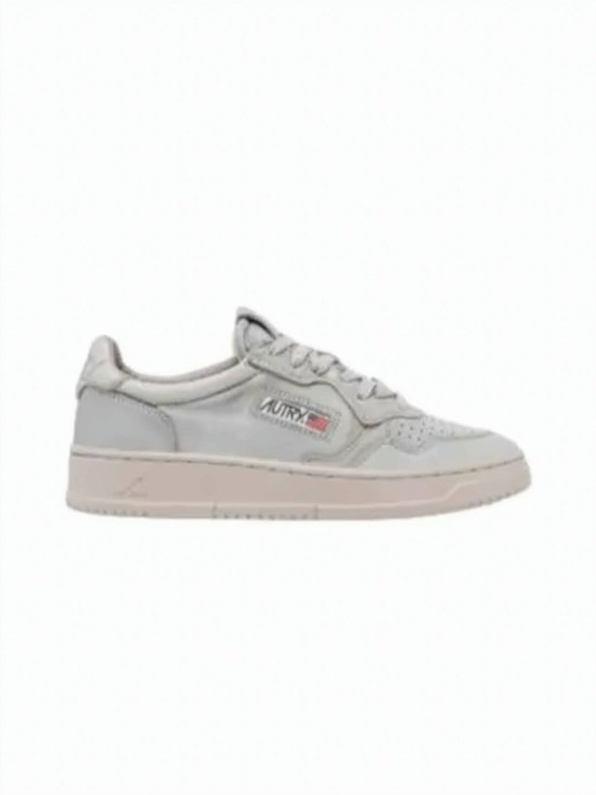 Autry Sleek Low-Top Sneakers With Perforated Detailing