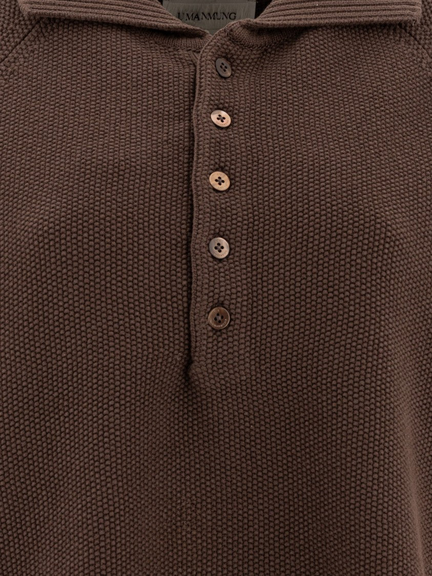 Umarmung Textured Knit Polo Shirt With Structured Collar