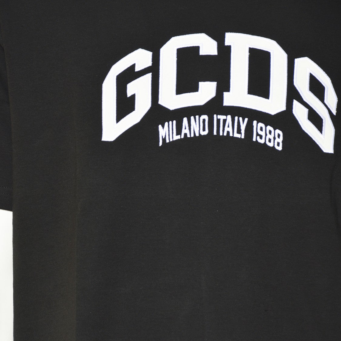 Gcds Black Loose-Fit Black Cotton T-Shirt With Logo Patch