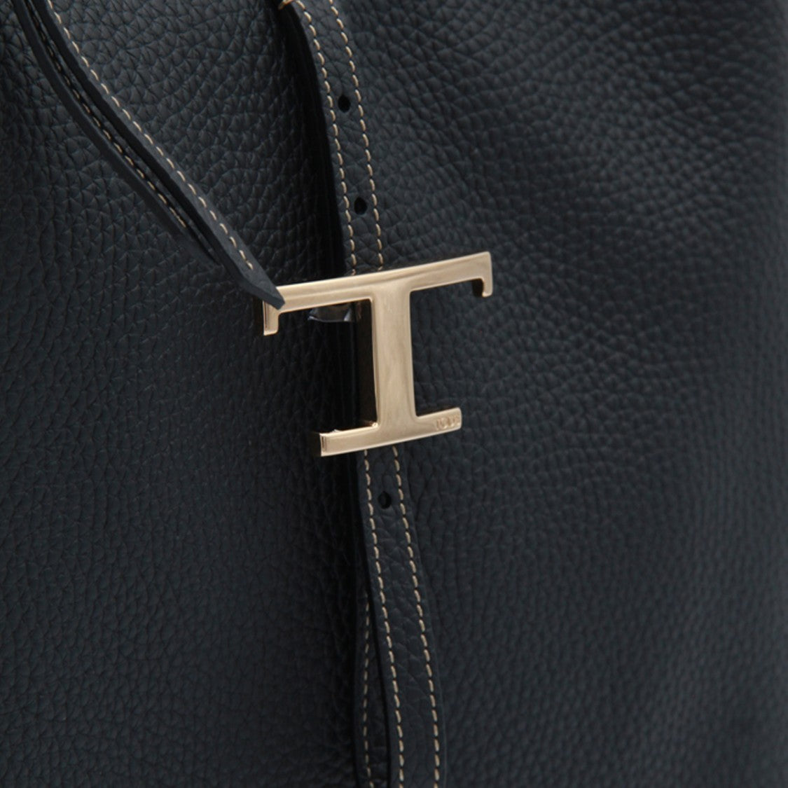 Tod's Structured Pebbled Handbag With Metallic Clasp
