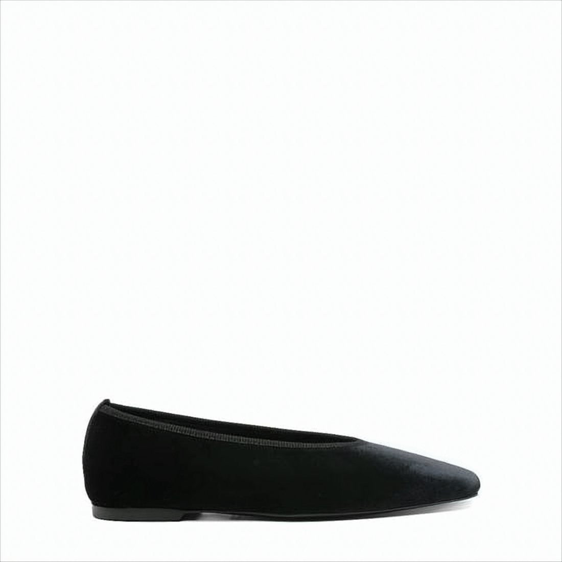 Totême Minimalist Black Leather Flat Shoes With Pointed Toe
