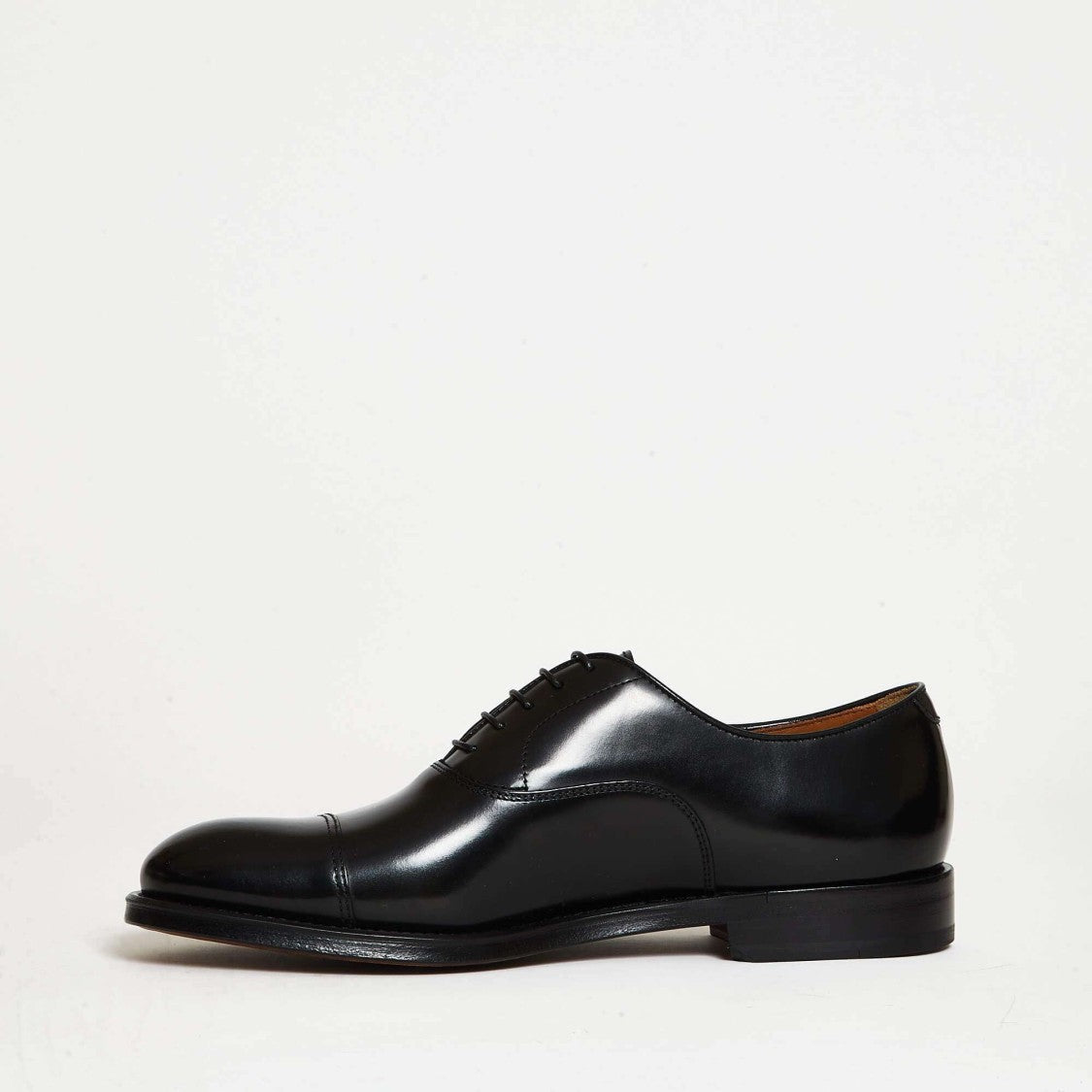 Doucal's Oxford Lace-Up In Black Leather