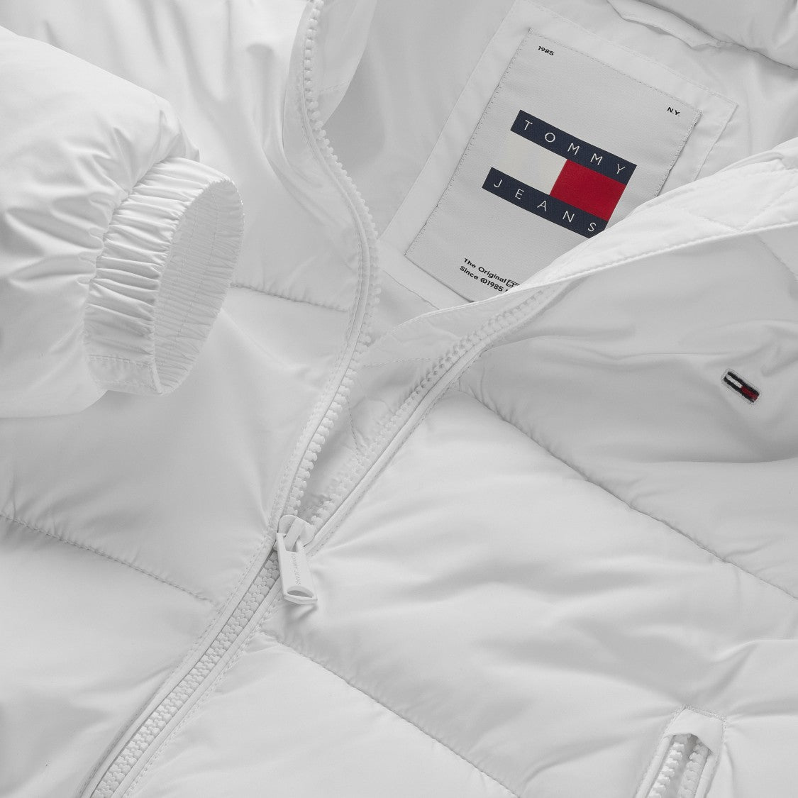 Tommy Jeans Quilted Insulated Jacket With Adjustable Fit And Convenient Pockets