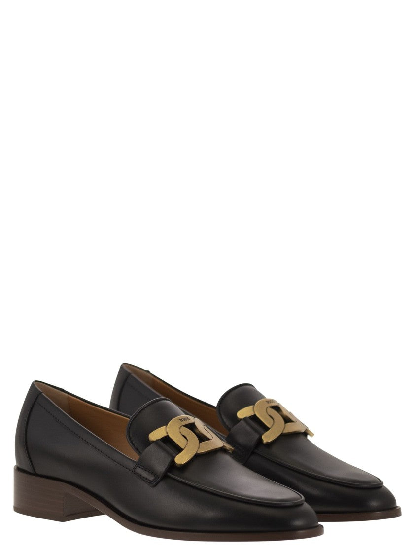 Tod's Black Leather Moccasin With Metal Chain Detail