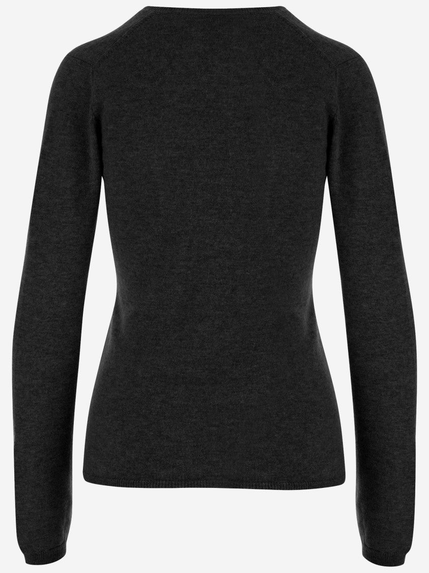 Allude V-Neck Cashmere Sweater With Ribbed Edges And Straight Hem