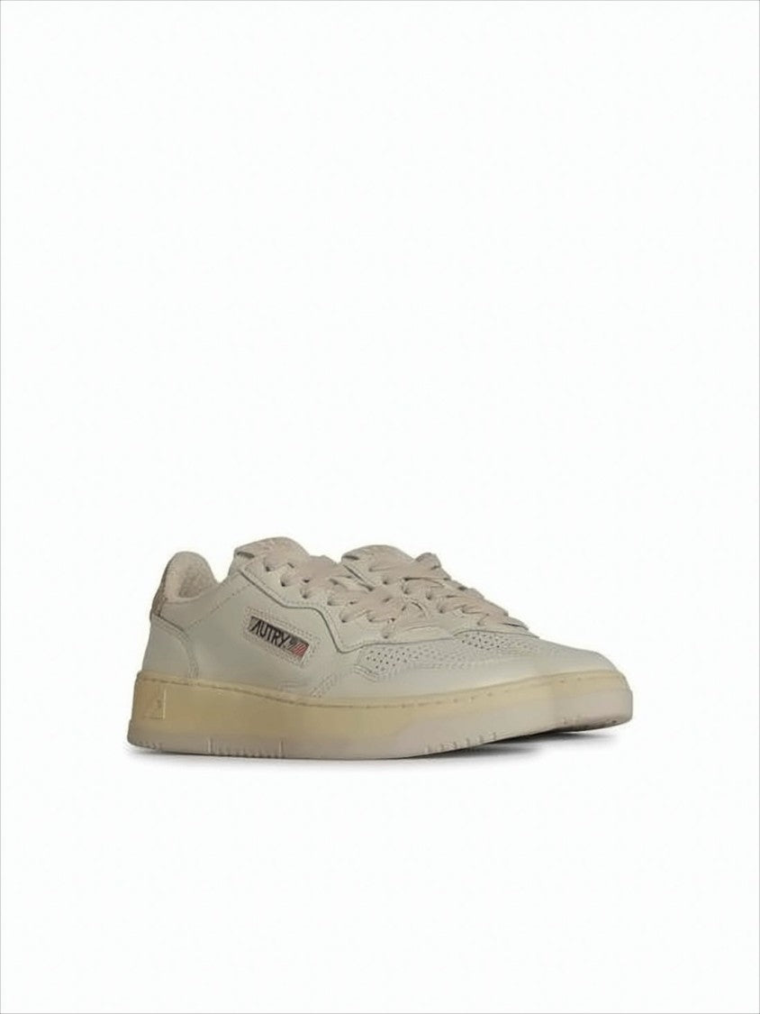 Autry Minimalist Low-Top Sneakers With Perforated Detailing