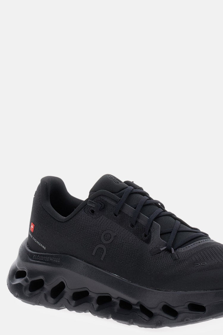 On Running Innovative Cloud-Structured Sneakers With Exceptional Cushioning