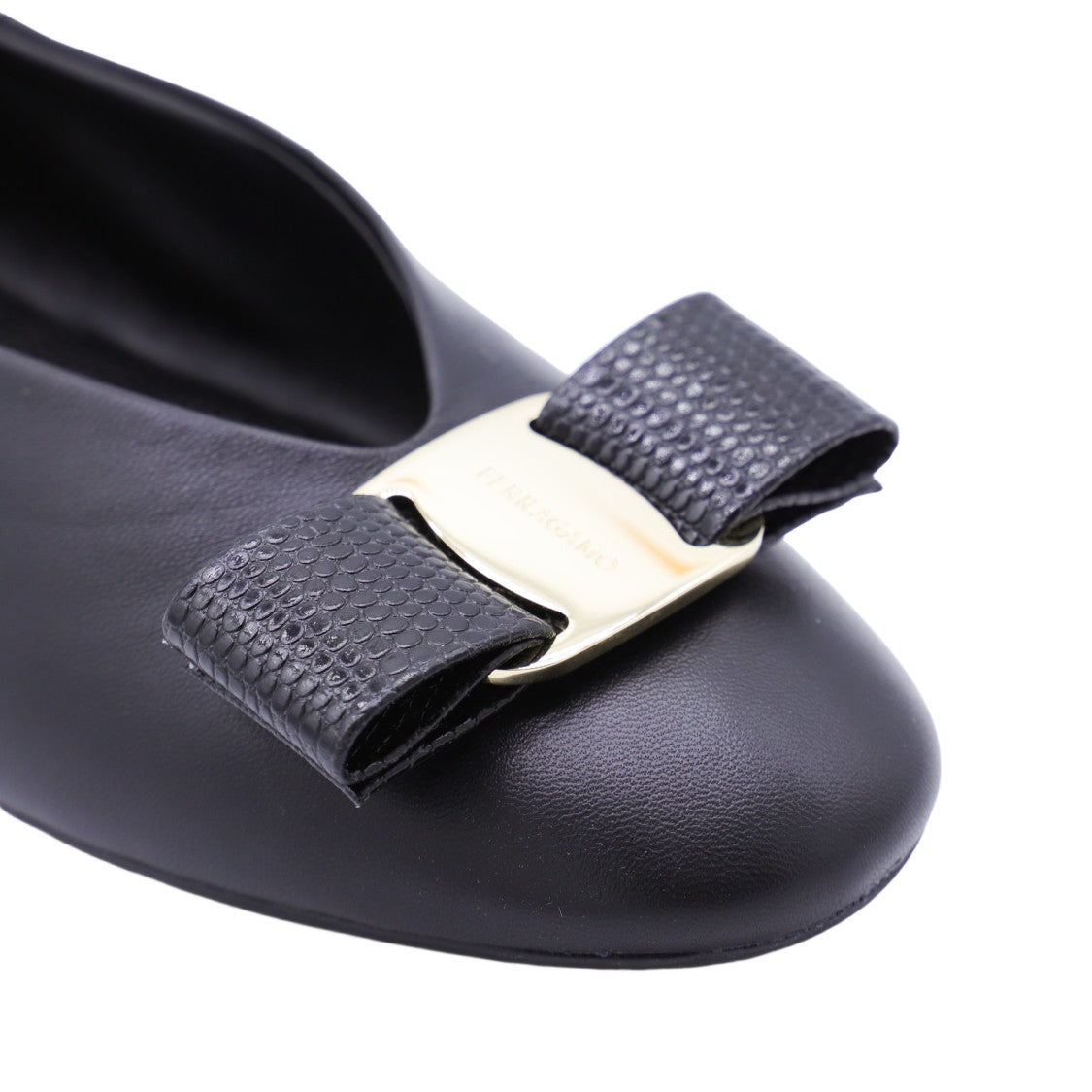 Ferragamo Elegant Black Leather Flats With Textured Bow