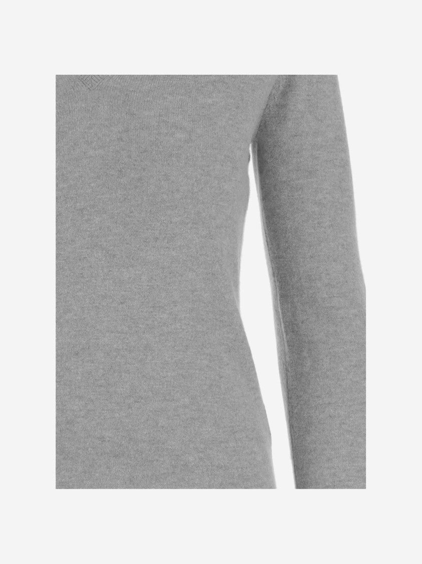 Allude V-Neck Cashmere Sweater With Ribbed Edges And Timeless Silhouette