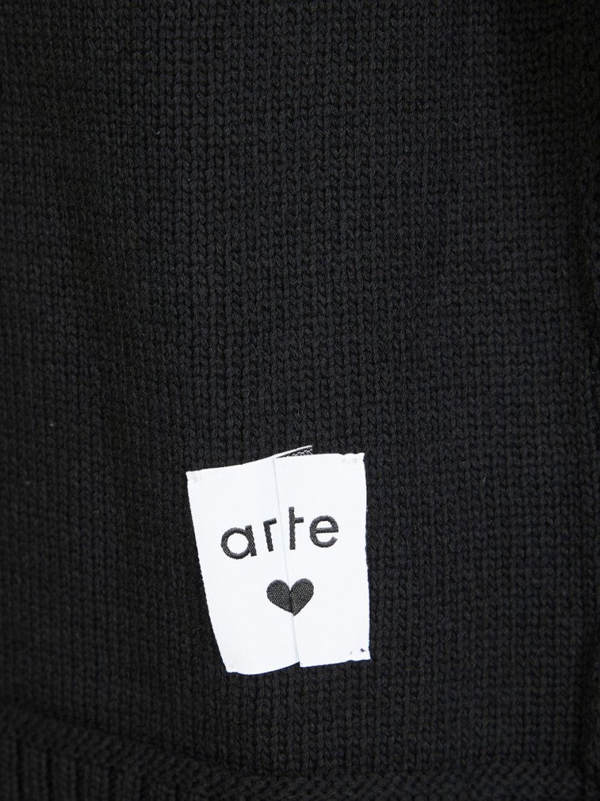 Arte Ribbed Hem Crew Neck Black Sweater With Subtle Branding