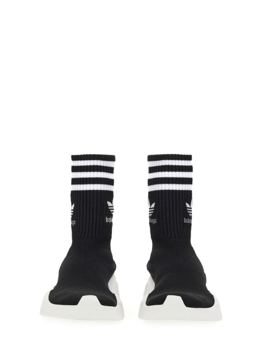 Balenciaga Streamlined White Sneakers With Sporty Aesthetic