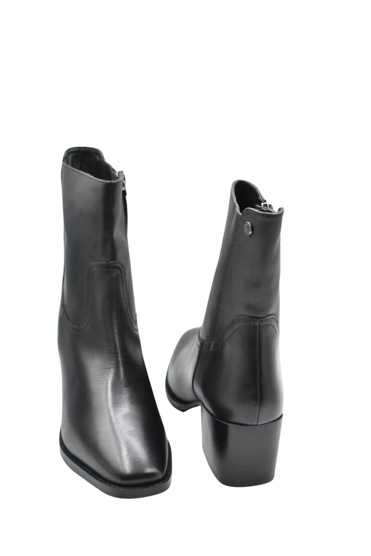 Janet & Janet Smooth Leather Ankle Boots With Pointed Toe