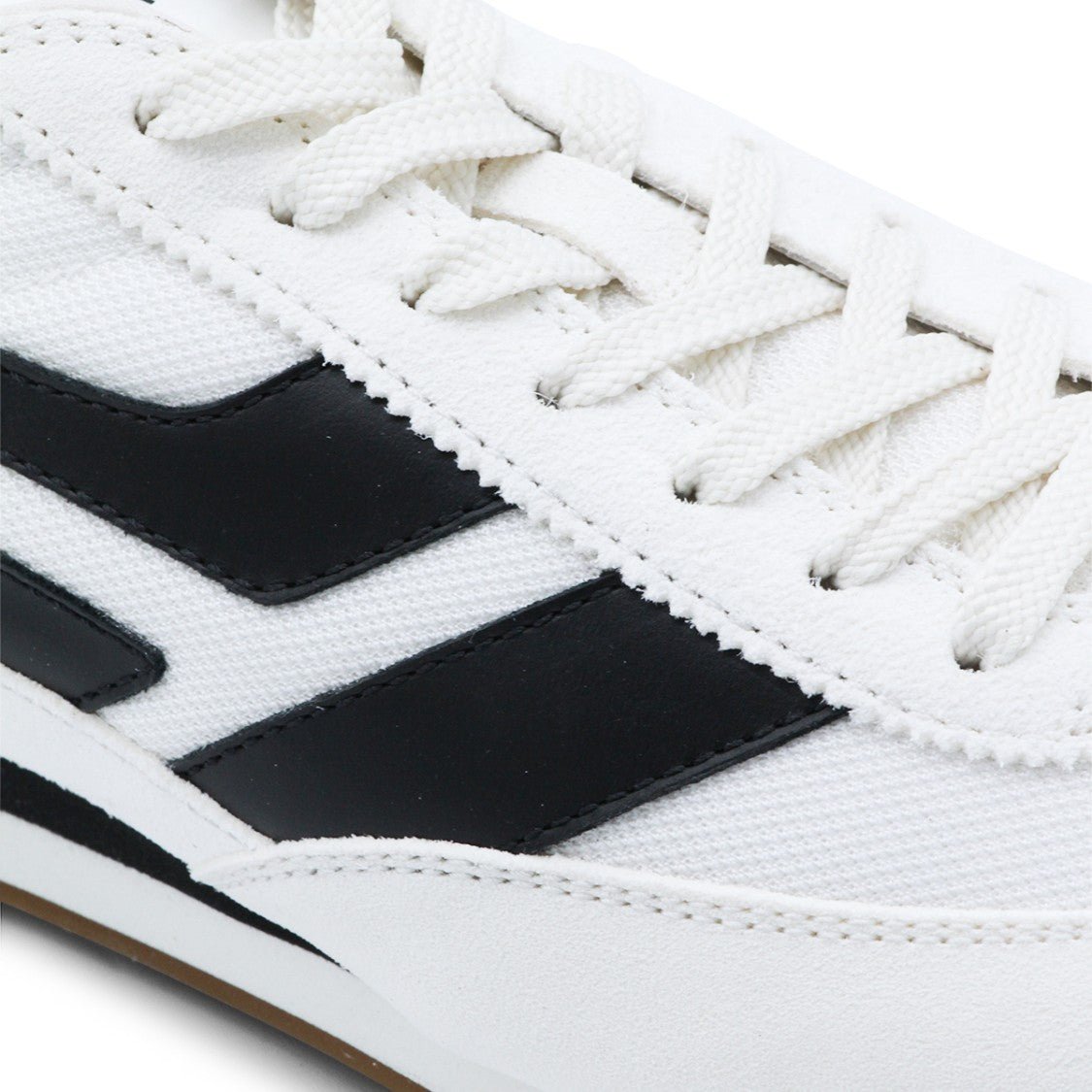 Tom Ford Minimalist White Sneakers With Smooth Silhouette