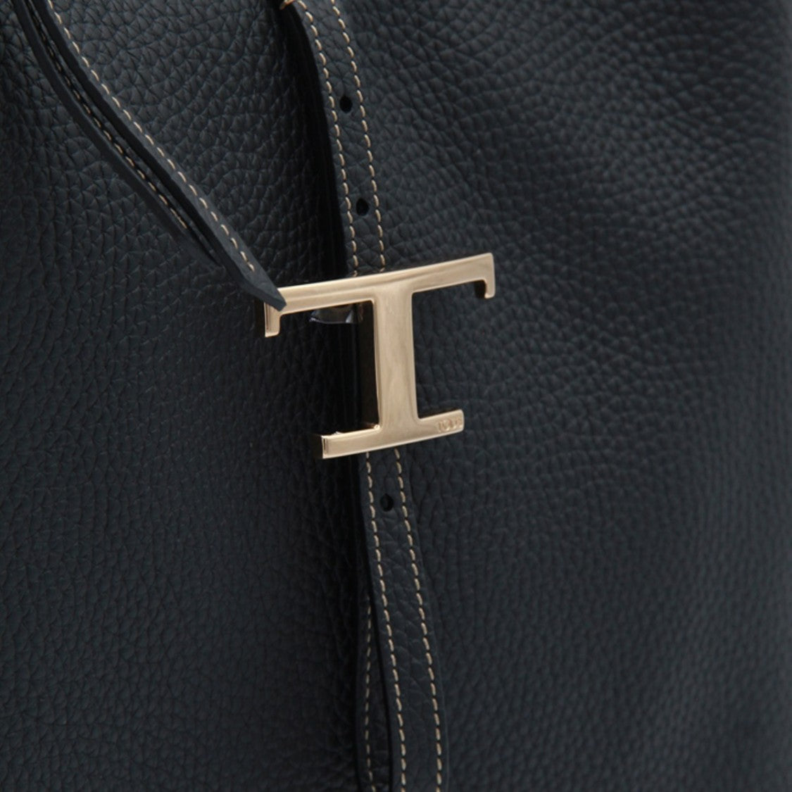 Tod's Pebbled Leather Shoulder Bag With T-Shaped Clasp