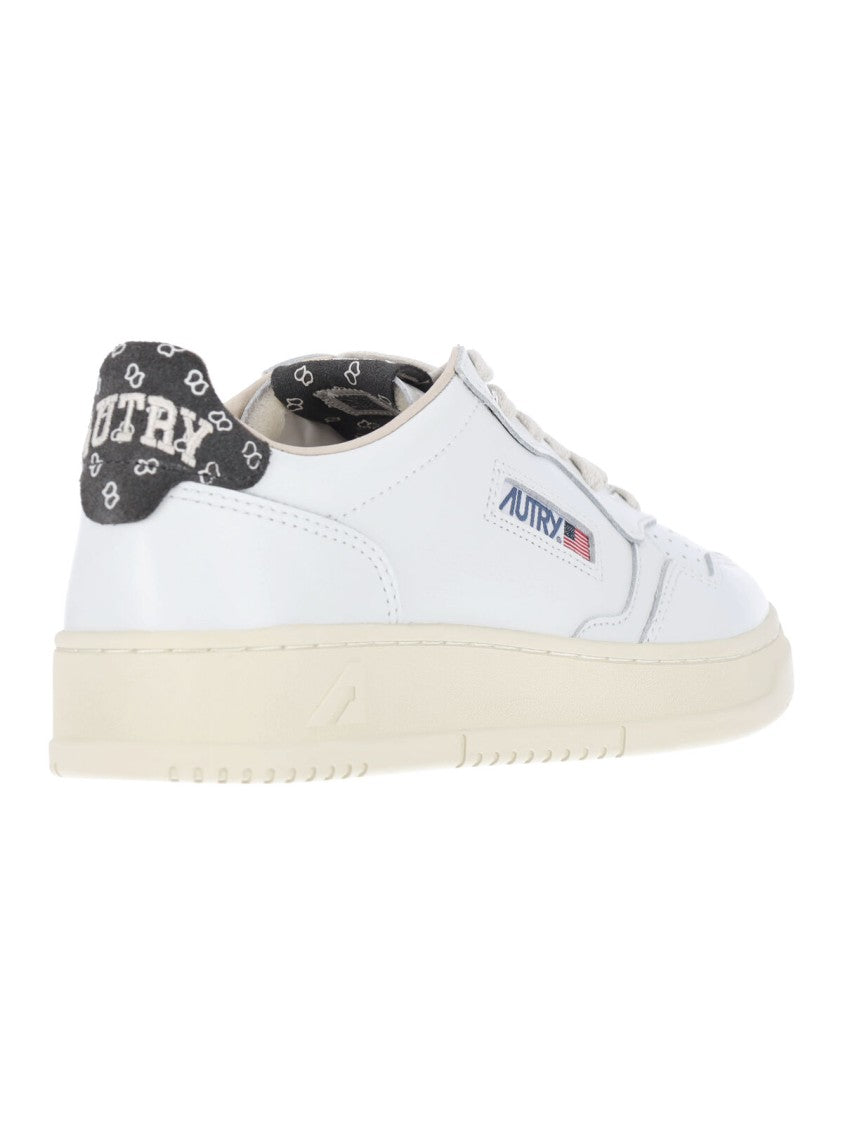 Autry Rounded Toe Low-Top Sneakers With Multicolor Logo Patch