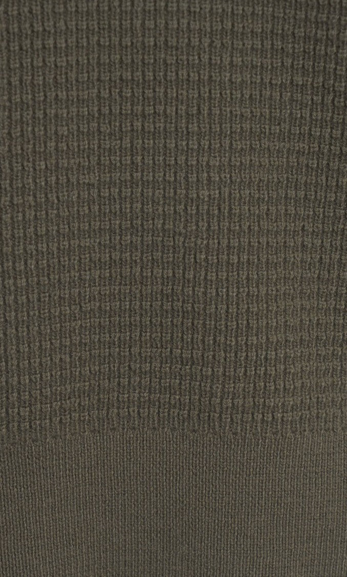 Closed Textured Knit V-Neck Sweater With Ribbed Hem