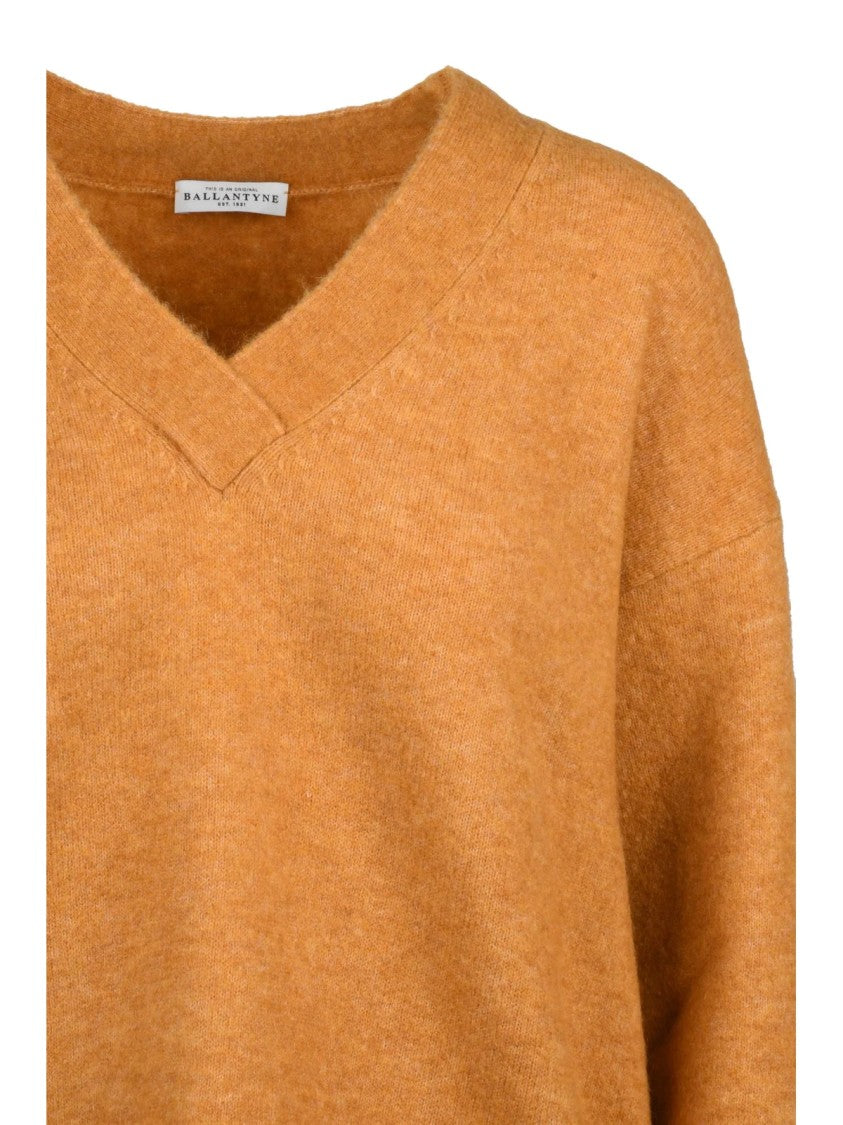 Ballantyne V-Neck Pullover In Gold Alpaca And Wool Blend