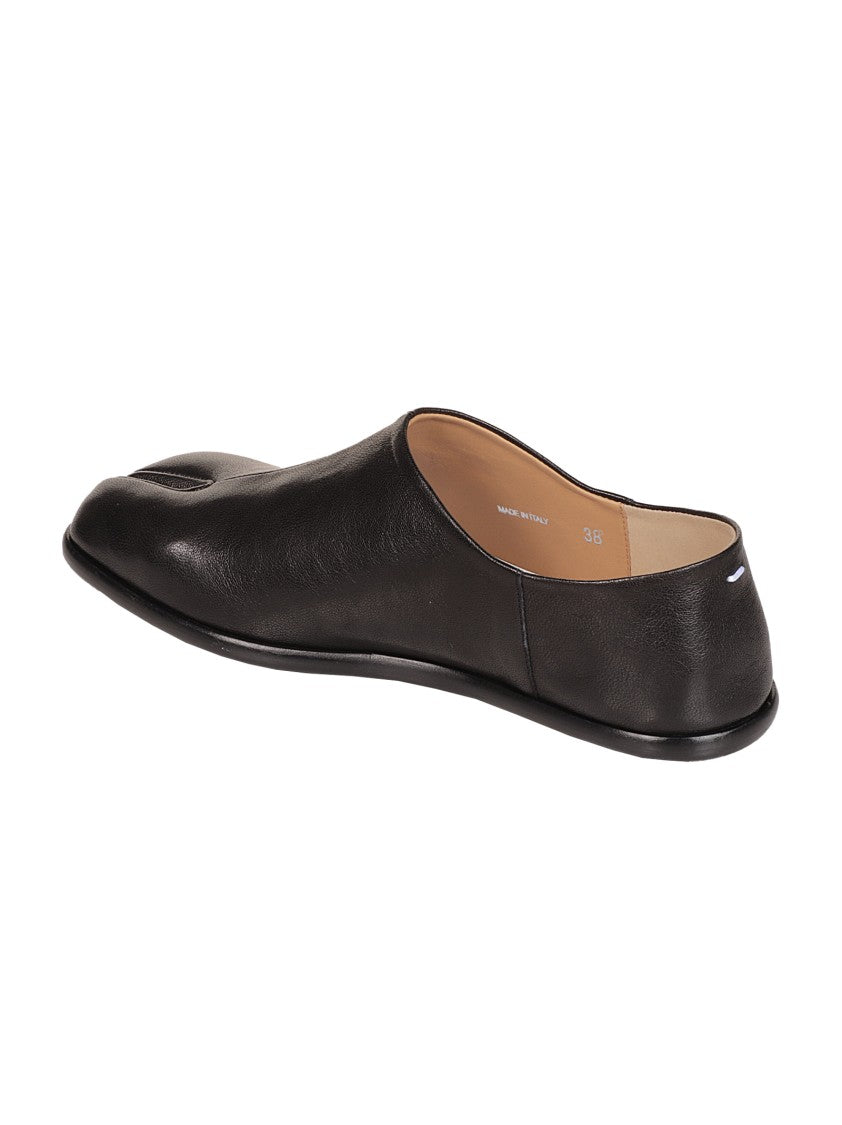 Maison Margiela Tabi Neri Bassi In Pelle Morbida, Calzatura Classica, Dettaglio Con Taglio Fra Le Dita, Scarpa Accollata.