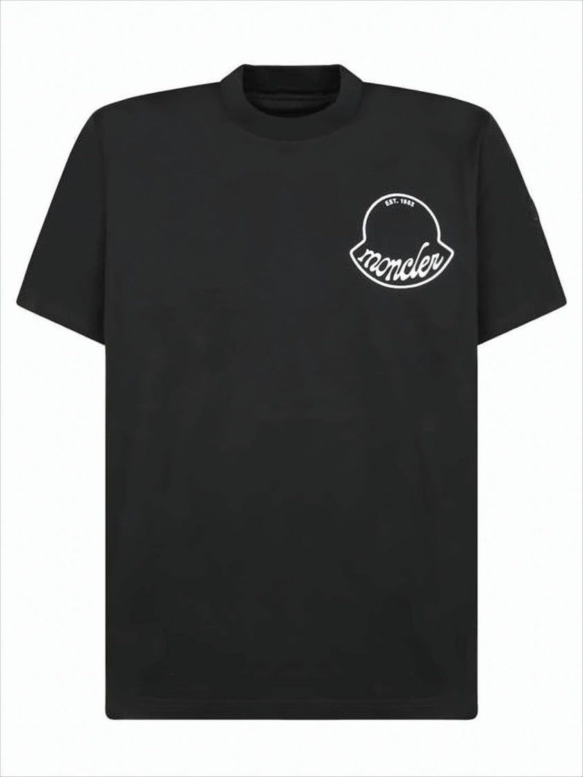 Moncler Minimalist Black T-Shirt With Logo Emblem