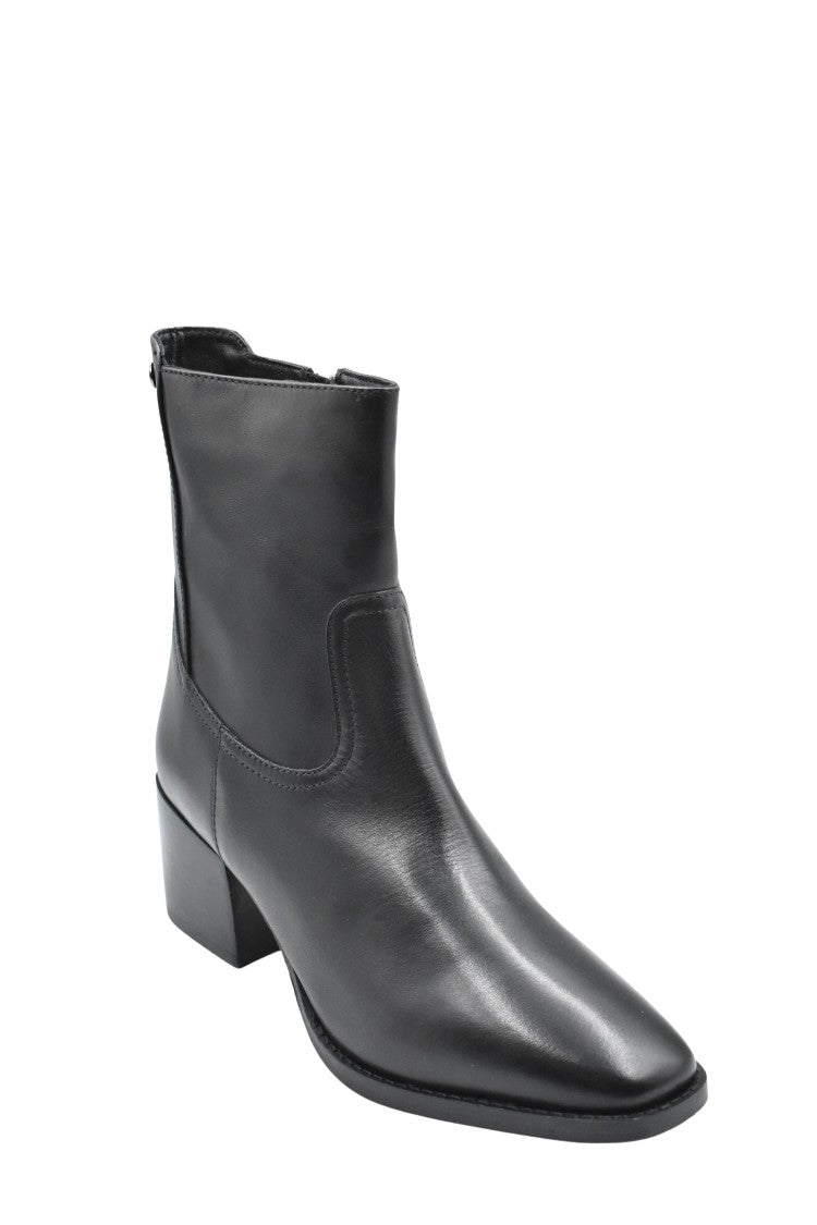 Janet & Janet Smooth Leather Ankle Boots With Pointed Toe