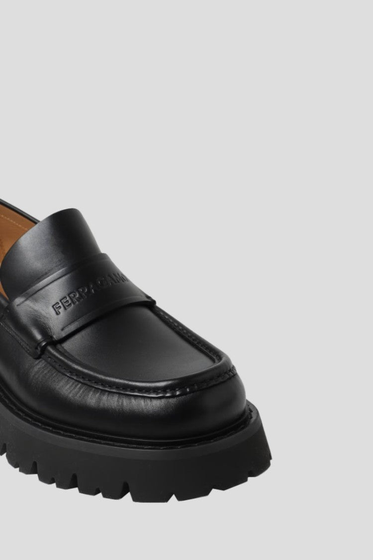 Salvatore Ferragamo Fergal Loafers In Black