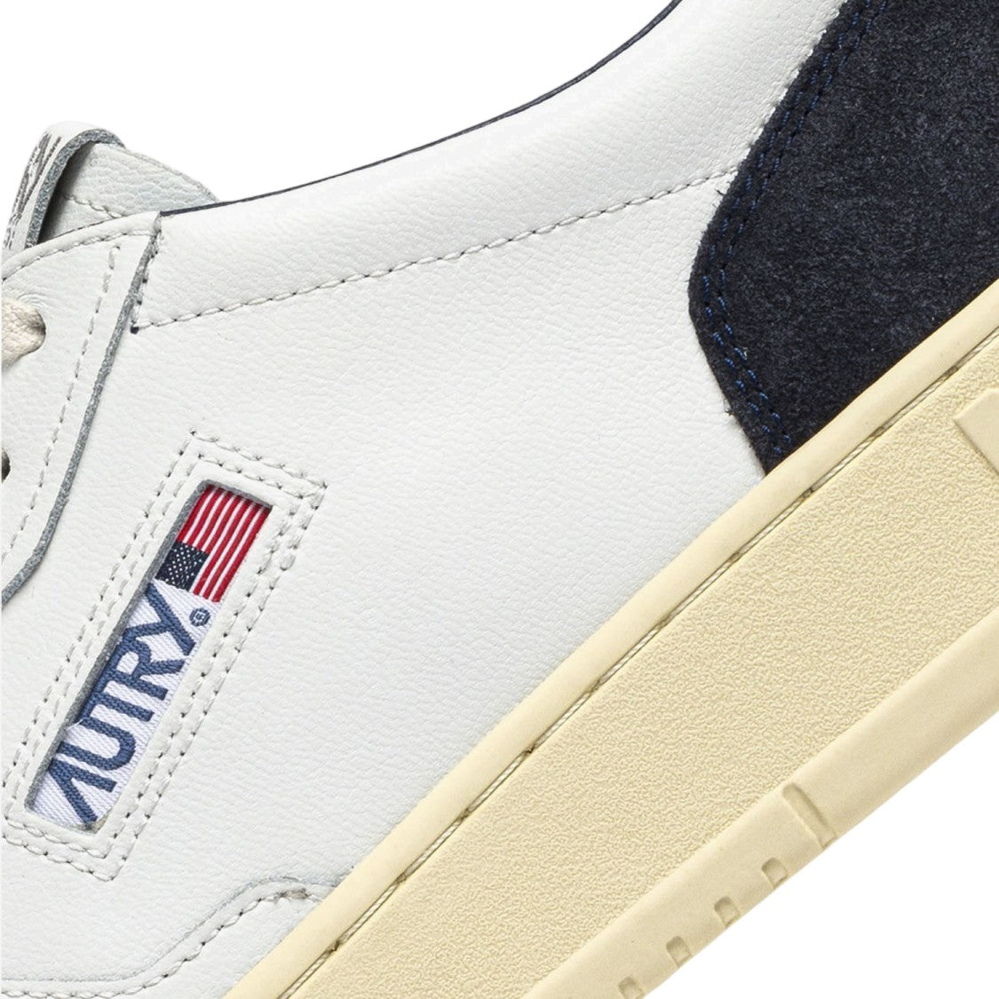 Autry Medalist Low Leather Sneakers