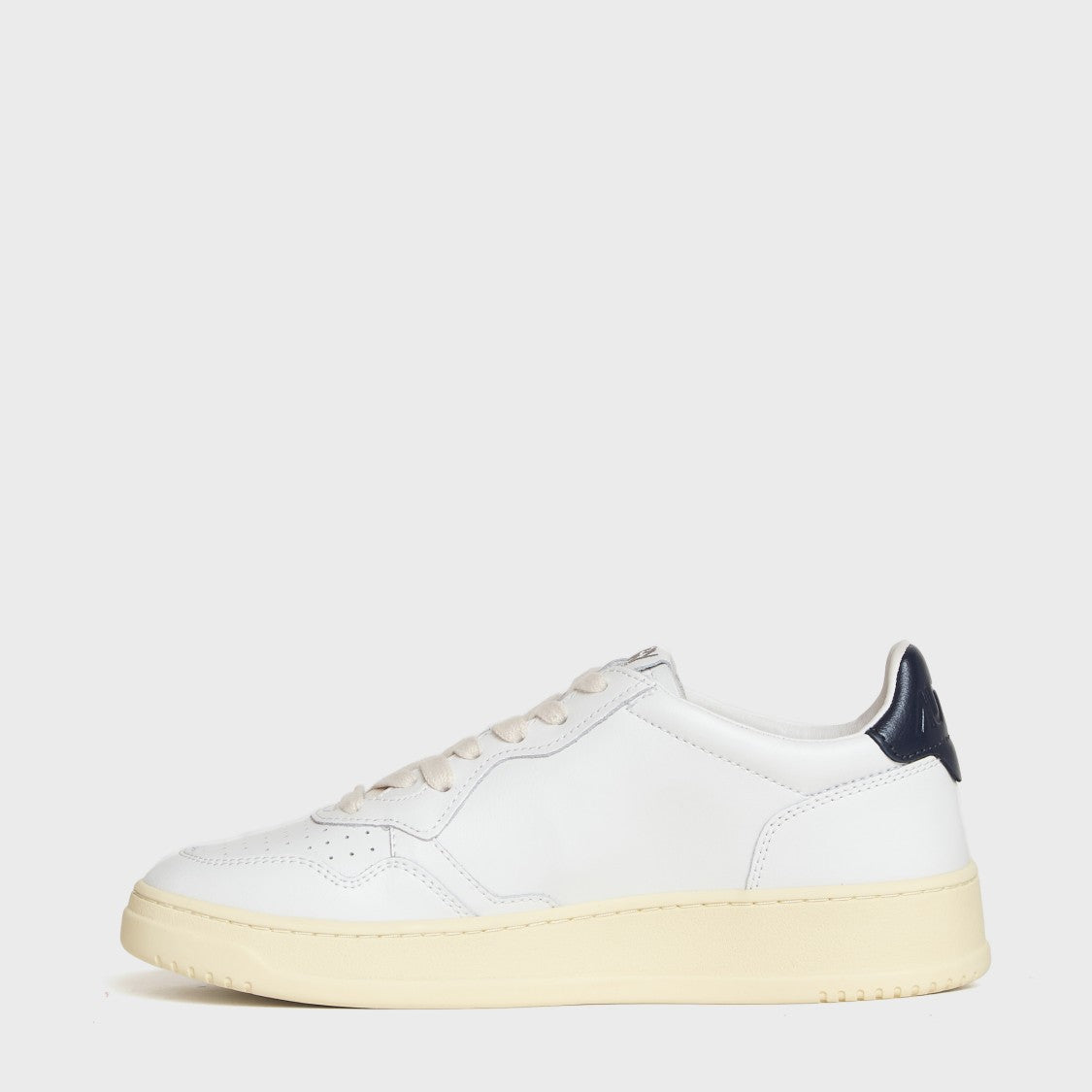 Autry Medalist Low Sneakers In White Leather, Space